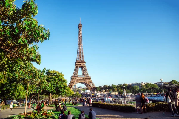 Parigi Francia 2009 Torre Eiffel Parigi Contro Cielo Blu Turisti — Foto Stock