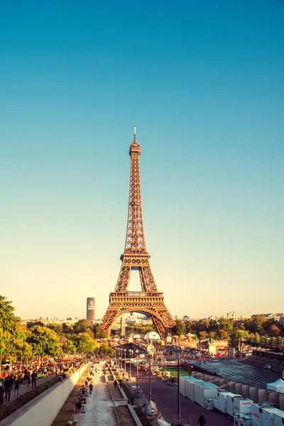 Parigi Francia 2009 Torre Eiffel Parigi Contro Cielo Blu Turisti — Foto Stock