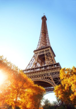 Paris 'teki Eyfel Kulesi. Alt görünüm