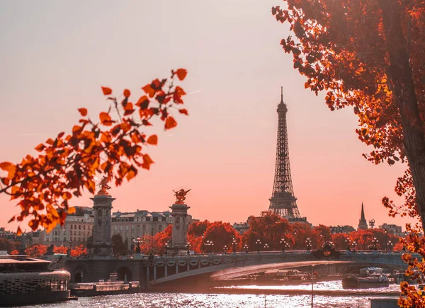 Kaupunkimaisema Eiffel Tornilla Seine Joella Auringonlaskun Aikaan Retro Tyyliin — kuvapankkivalokuva