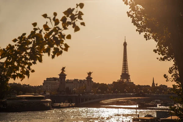 Paisaje Urbano Con Torre Eiffel Río Sena Atardecer Estilo Retro —  Fotos de Stock