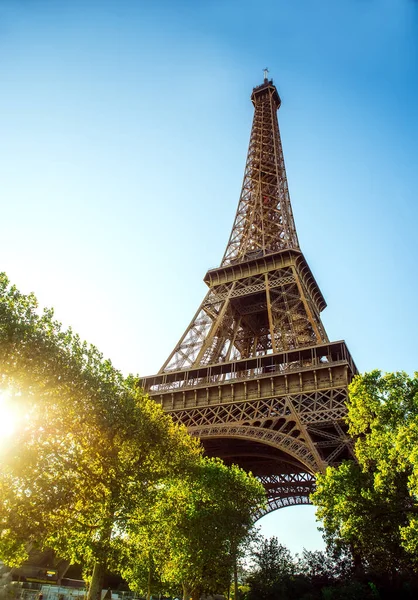 Πύργος Του Άιφελ Στο Παρίσι Ενάντια Στον Γαλάζιο Ουρανό — Φωτογραφία Αρχείου