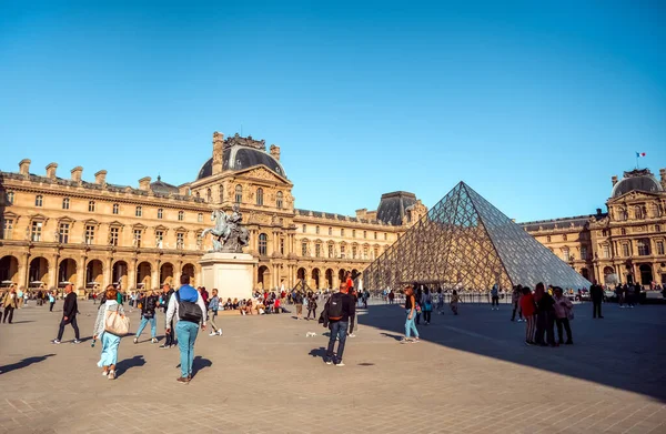 París Francia 2009 Museo Del Louvre París Edificios Piramidales Del — Foto de Stock