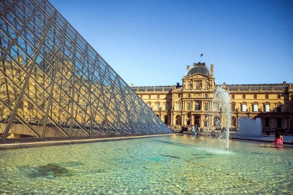 Paris France 2009 Paris Louvre Museum Pyramid Louvre Buildings Tourists — Stock Photo, Image