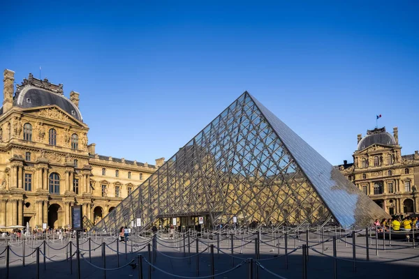 París Francia 2009 Museo Del Louvre París Edificios Piramidales Del —  Fotos de Stock