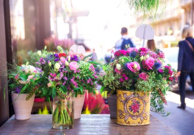 Paris 'te bir kafede seçici bir odak noktası olan bir vazoda güzel çiçekler.