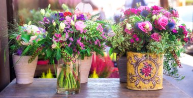 Paris 'te bir kafede seçici bir odak noktası olan bir vazoda güzel çiçekler.