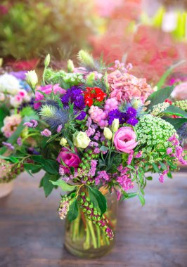 Paris 'te bir kafede seçici bir odak noktası olan bir vazoda güzel çiçekler.