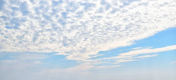 Natürlicher Hintergrund Vom Wolkenverhangenen Himmel — Stockfoto