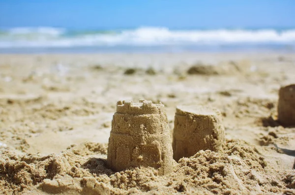 Çocuk Kovası Deniz Kıyısında Kumdan Yapılmış Kum Figürleri — Stok fotoğraf