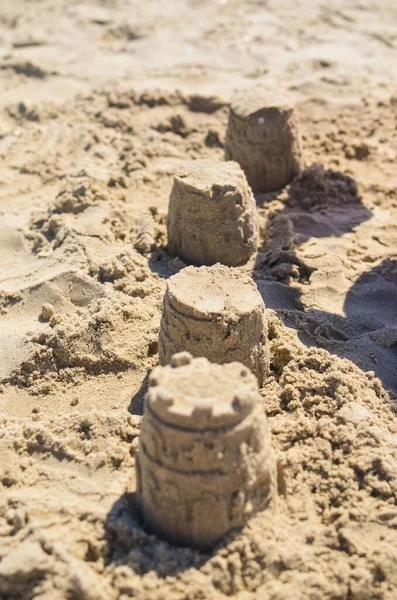 Balde Infantil Figuras Areia Feitas Areia Praia Junto Mar — Fotografia de Stock