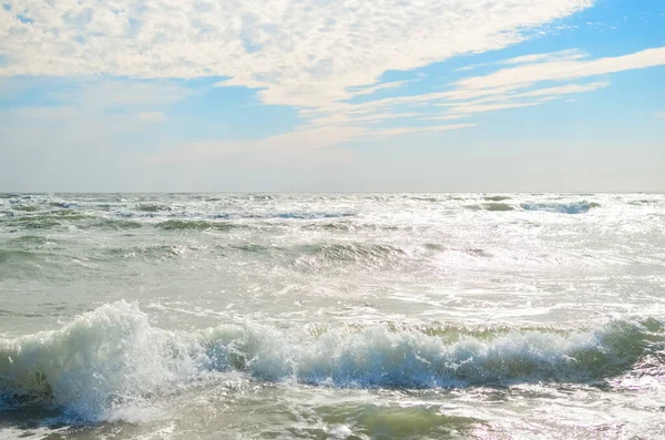 Moře Vlnami Proti Zamračené Obloze — Stock fotografie