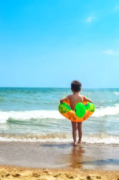 小さな男の子がビーチを歩いている 熱帯のビーチの子供 砂と水の楽しみ 小さな子供のための太陽の保護 — ストック写真
