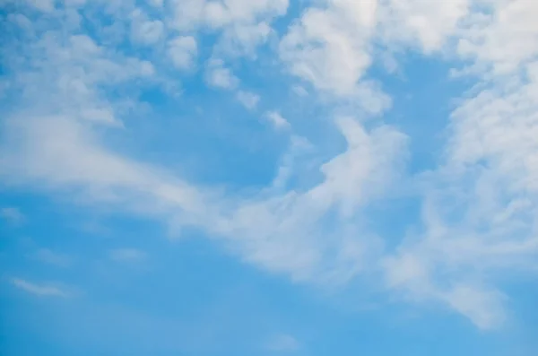 Weiße Wolken Schweben Blauen Himmel Für Das Hintergrundkonzept Natürlicher Hintergrund — Stockfoto