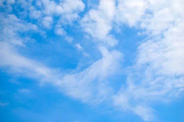 Weiße Wolken Schweben Blauen Himmel Für Das Hintergrundkonzept Natürlicher Hintergrund — Stockfoto