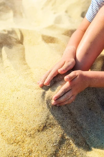 Menino Praia Brinca Com Areia — Fotografia de Stock