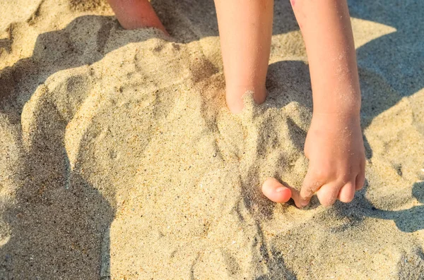 Menino Praia Brinca Com Areia — Fotografia de Stock