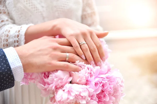 Just Married Hands Wedding Rings Lying Pink Wedding Bouquet Peonies — Stock Photo, Image