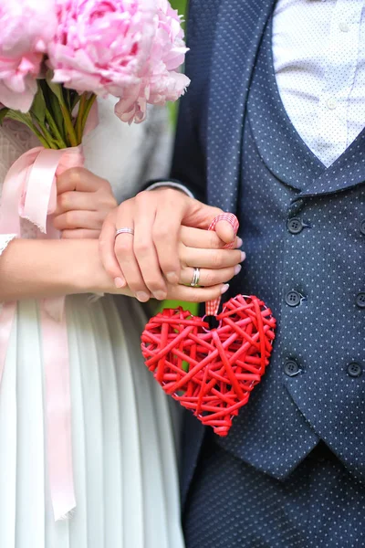 Apenas Mãos Casal Casados Segurando Outro Bouquetof Casamento Peônias Cor — Fotografia de Stock