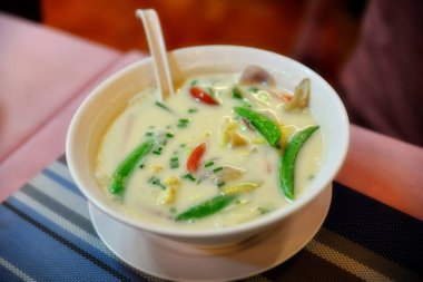 Yeşil bezelye kabuklu Tayland köri çorbası.