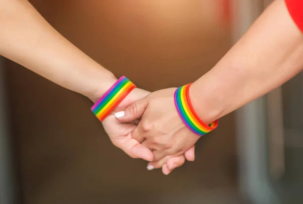 Mão Mulheres Lgbt Segurando Junto Com Símbolo Fita Arco Íris — Fotografia de Stock