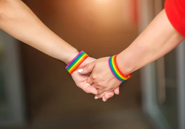 Ręka Kobiet Lgbt Trzymających Się Razem Symbolem Tęczowej Wstążki Koncepcja — Zdjęcie stockowe