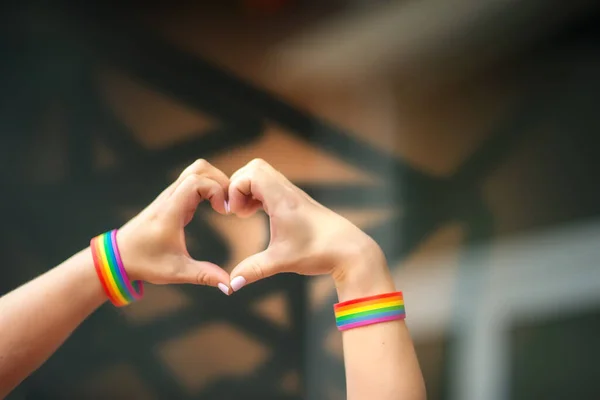 Концепція Гордості Рука Робить Знак Серця Гомосексуальною Гордістю Лгбт Веселка — стокове фото