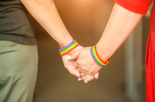 Mão Mulheres Lgbt Segurando Junto Com Símbolo Fita Arco Íris — Fotografia de Stock