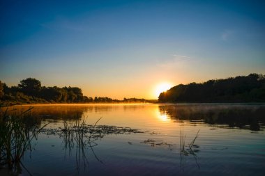 Nehirde şafak, suda güneşin yansıması. Güzel gün doğumu
