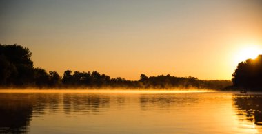Nehirde şafak, suda güneşin yansıması. Güzel gün doğumu