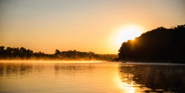 Nehirde şafak, suda güneşin yansıması. Güzel gün doğumu
