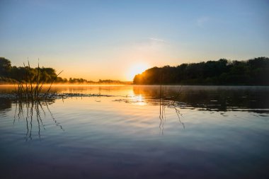 Nehirde şafak, suda güneşin yansıması. Güzel gün doğumu