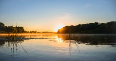 Nehirde şafak, suda güneşin yansıması. Güzel gün doğumu