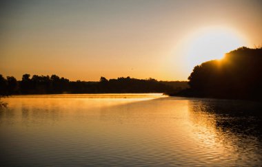 Nehirde şafak, suda güneşin yansıması. Güzel gün doğumu