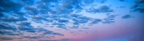 Blauer Himmel Mit Malerischen Wolken Bei Sonnenuntergang Einem Sommerabend Himmelshintergrund — Stockfoto