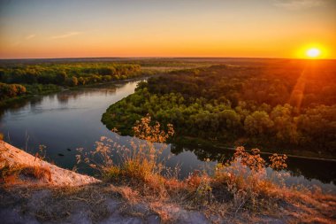 Don Nehri 'nin üzerinde güzel bir gün doğumu Belogorie' deki dağda