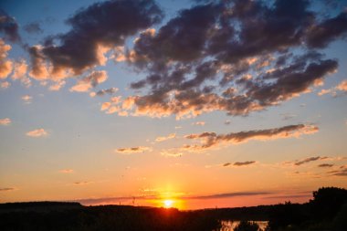  Bulutlu güzel günbatımı gökyüzünün doğal arka planı