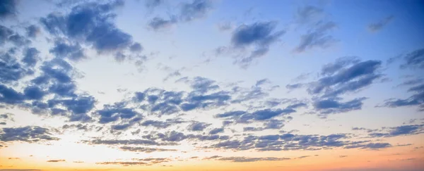  Bulutlu güzel günbatımı gökyüzünün doğal arka planı