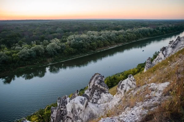 Dağdan nehre kadar görüntüler var. Güzel manzara. Belogorie