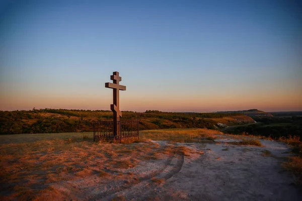 Silhouette Croce Sfondo Tramonto Montagna — Foto Stock