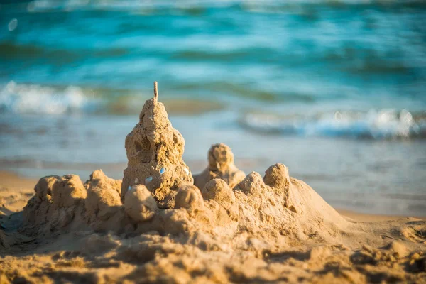 Castelo Areia Praia Contra Fundo Ondas Azuis Borradas Fundo Verão — Fotografia de Stock