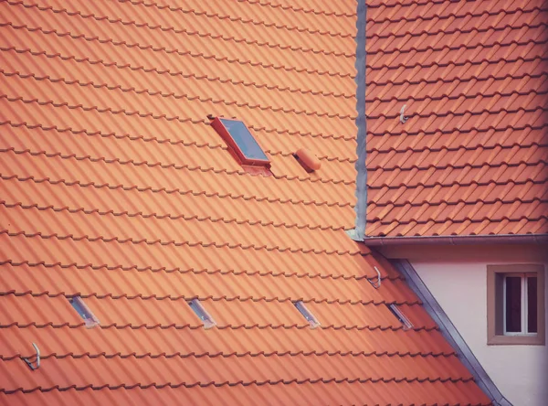 Telhado europeu moderno com azulejos e janelas — Fotografia de Stock