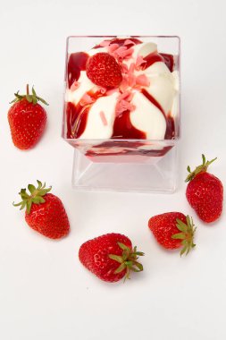 Beyaz arka planda çilekli çilekli tatlı.