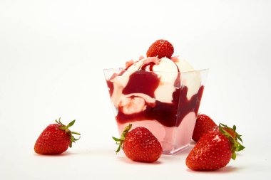 Beyaz arka planda çilekli çilekli tatlı.