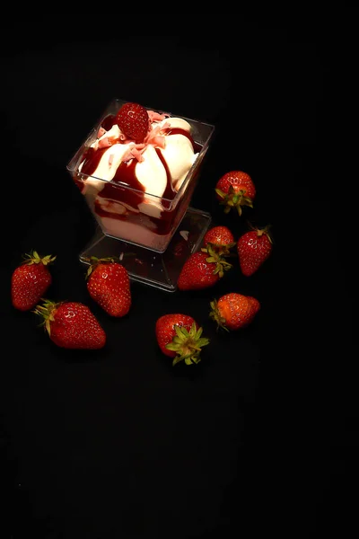 Aardbeiendessert Met Aardbeien Een Zwarte Achtergrond Bovenaanzicht — Stockfoto