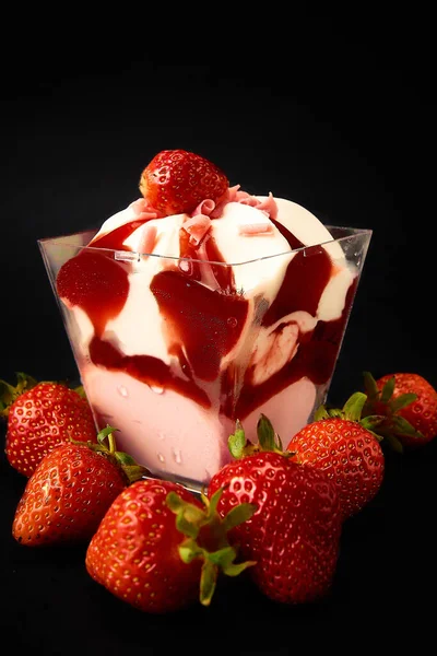 Postre Fresa Con Fresas Sobre Fondo Negro — Foto de Stock