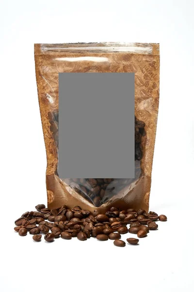Verpackung Für Kaffee Und Kaffeebohnen Auf Weißem Hintergrund — Stockfoto