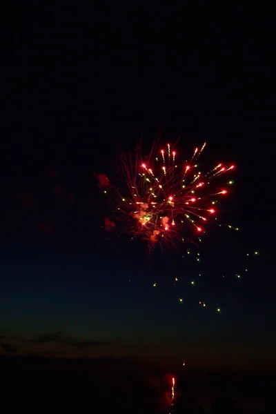 Цветной Праздничный Фейерверк Фоне Черного Неба — стоковое фото