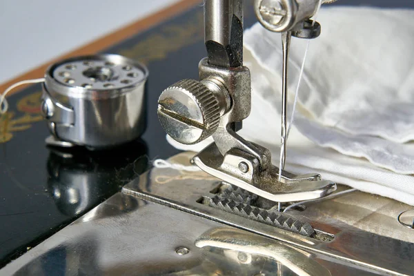 白い背景にミシンや部品を縫う — ストック写真