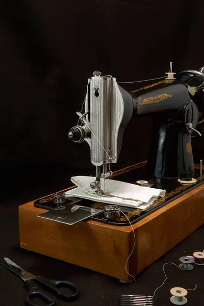 Dikiş Makinesi Koyu Arkaplandaki Parçalar — Stok fotoğraf